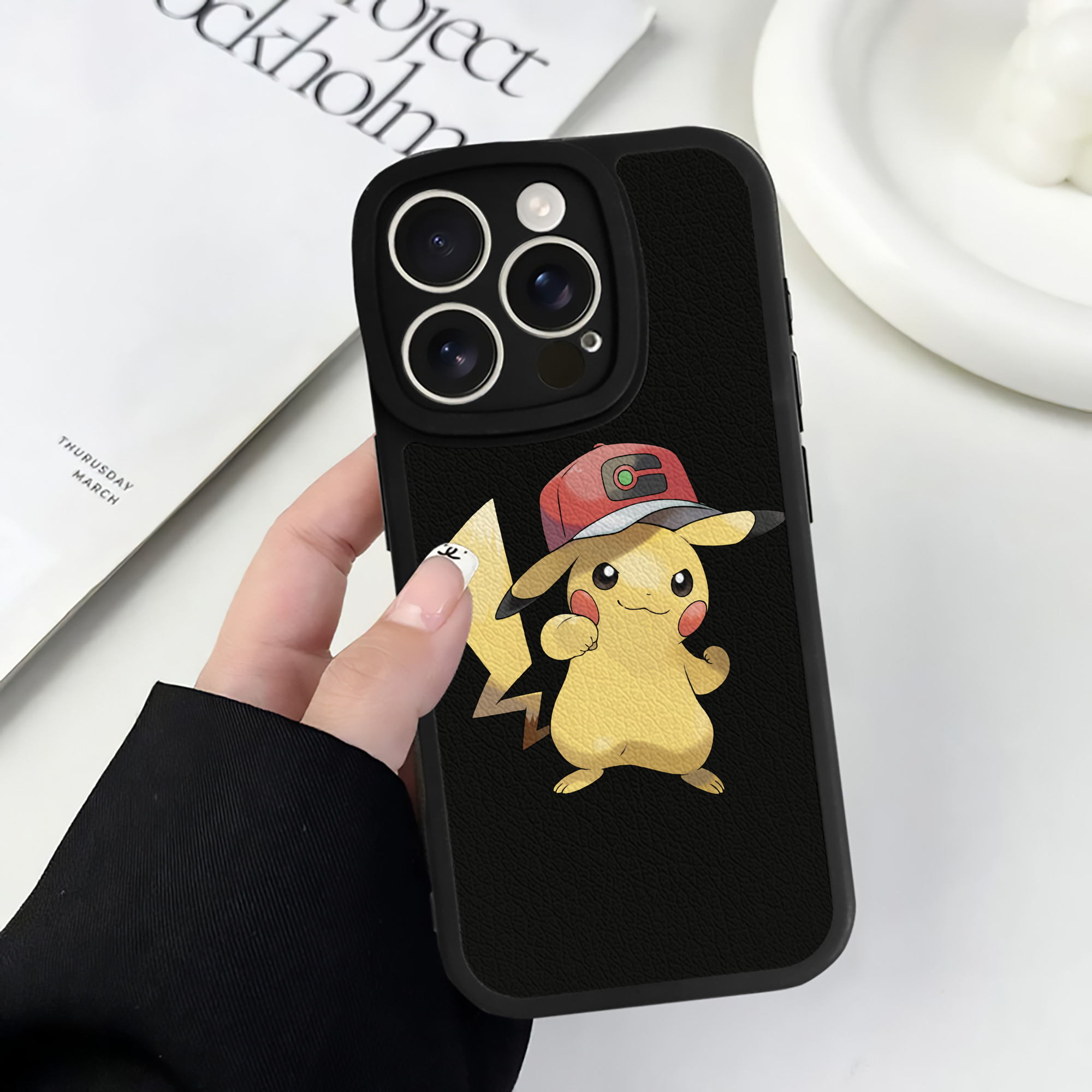 （画像用） ポケットモンスター Pokémon 【iPhone 16シリーズ対応】シリコンスマホケース（レザー調） 材質：シリコン